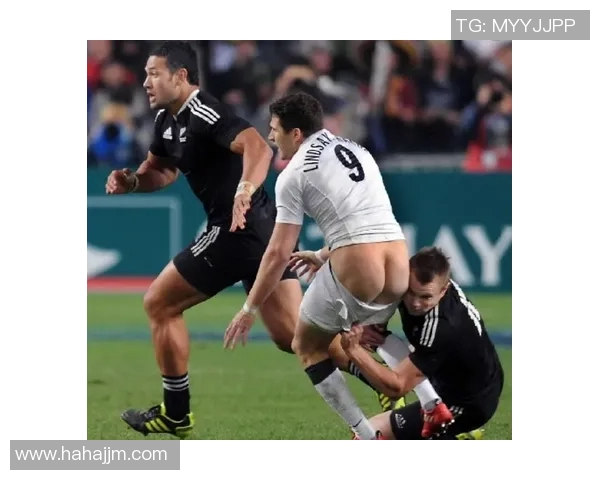 足球巨星罕见低级失误瞬间全场惊呼笑料不断